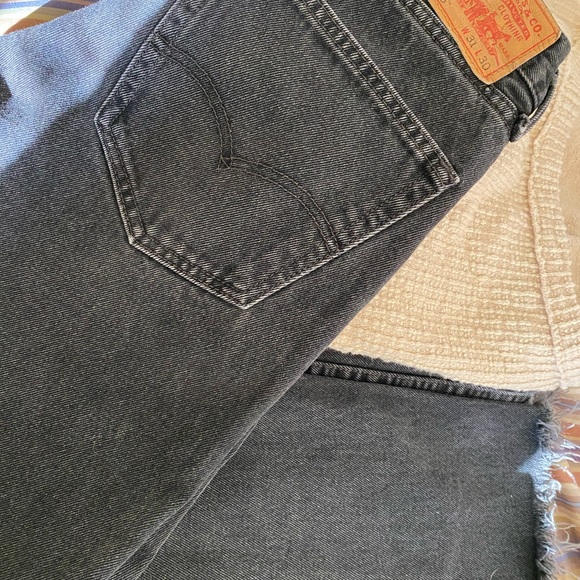 Urban Renewal Black Washed Levi Women’s Jeans - Picture 2 of 6